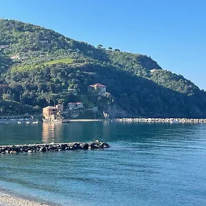 Beatrice Nel Centro Di Levanto